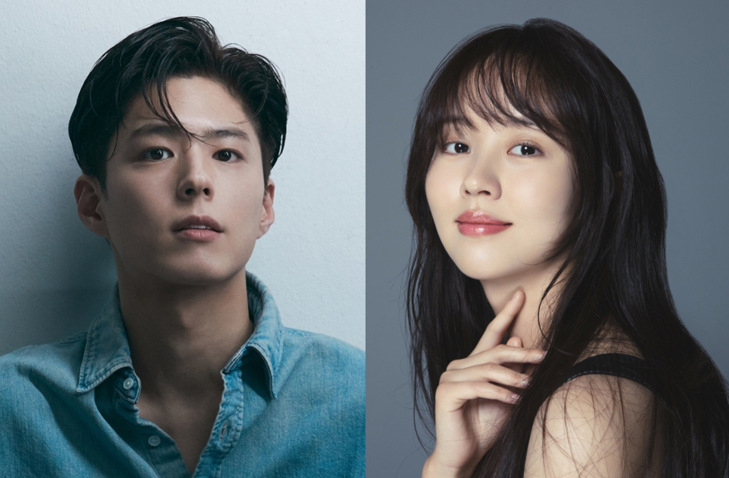 왼쪽에는 데님 셔츠를 입은 남성이 정면을 바라보고 있고, 오른쪽에는 긴 머리의 여성이 손을 턱에 대고 미소를 짓고 있다.