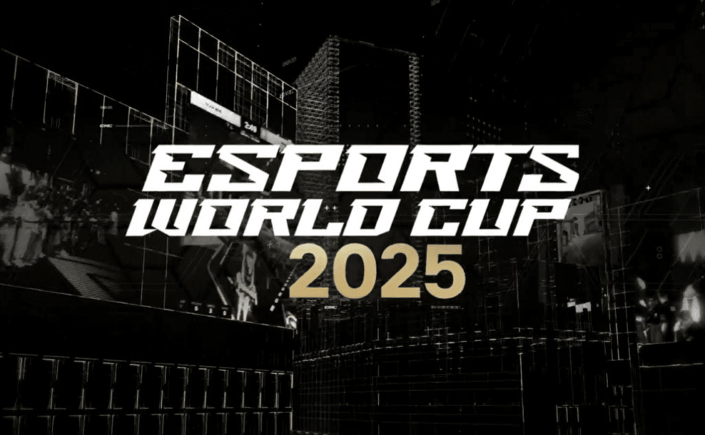 검은 배경에 'ESPORTS WORLD CUP 2025'라는 흰색과 금색 글자가 중앙에 크게 쓰여 있다.