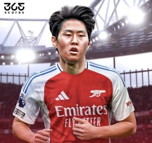 아스널 축구 유니폼을 입고 경기장에 서 있는 남성 선수의 일러스트 이미지
