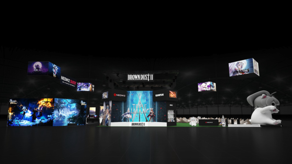 게임 전시회 부스의 전경으로, 중앙에 'BROWN DUST II'와 관련된 대형 디스플레이와 다양한 게임 일러스트가 걸려 있으며, 오른쪽에는 대형 캐릭터 인형이 배치되어 있다.