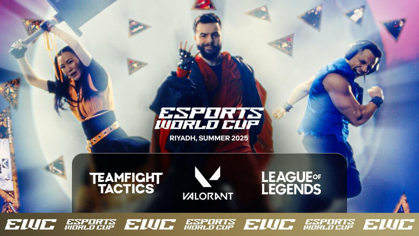 세 명의 사람들이 다양한 포즈를 취하고 있는 가운데, 중앙에는 'ESPORTS WORLD CUP RIYADH, SUMMER 2025'라는 문구가 적혀 있다. 하단에는 TEAMFIGHT TACTICS, VALORANT, LEAGUE OF LEGENDS 로고와 게임명이 표시되어 있다.