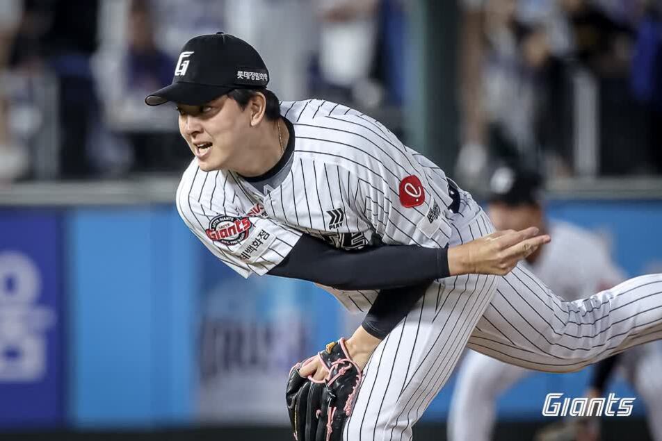 야구 경기에 출전한 롯데 자이언츠 투수가 공을 던지는 역동적인 모습