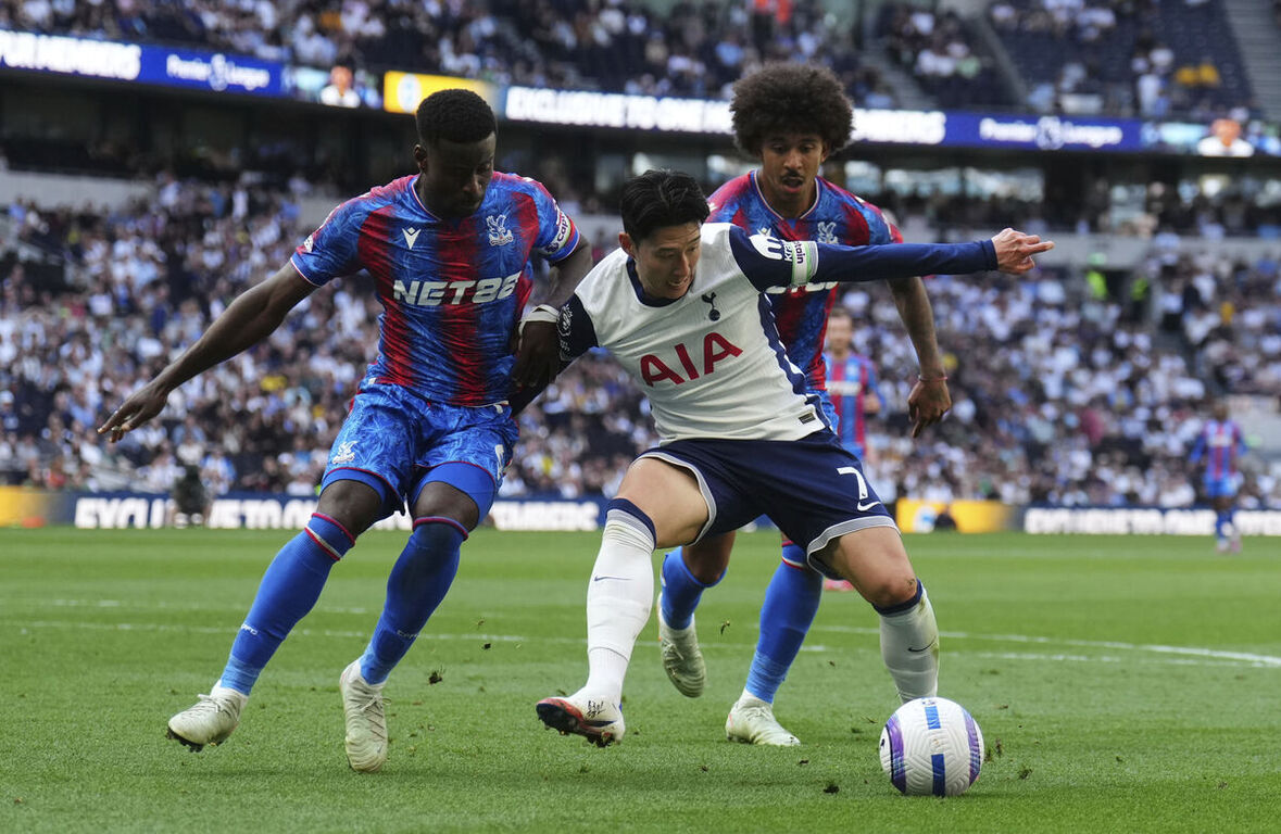 축구 경기 중 토트넘 선수와 크리스탈 팰리스 선수들이 공을 두고 경쟁하는 장면