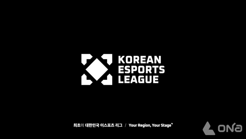 검정 배경에 'KOREAN ESPORTS LEAGUE'라는 흰색 글자와 사각형 및 삼각형이 결합된 로고가 중앙에 있다. 하단에는 '최초의 대한민국 이스포츠 리그 / Your Region, Your Stage' 문구와 오른쪽에 ONA 로고가 있다.