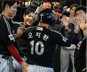 야구 선수들이 경기 중 하이파이브를 하며 기뻐하는 모습