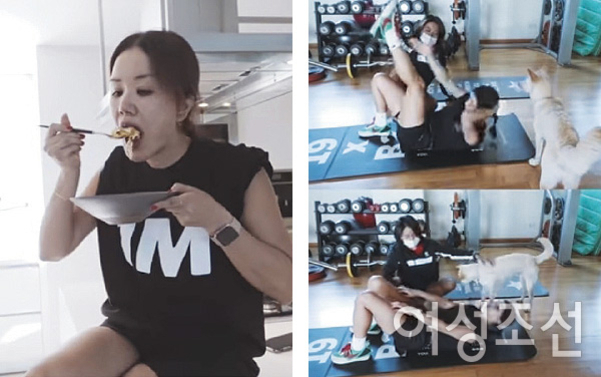 왼쪽에는 여성이 식사를 하고 있고, 오른쪽에는 운동 매트 위에서 여성과 남성이 운동 중이며 고양이가 다가오는 모습이 세 장의 사진으로 구성되어 있다.