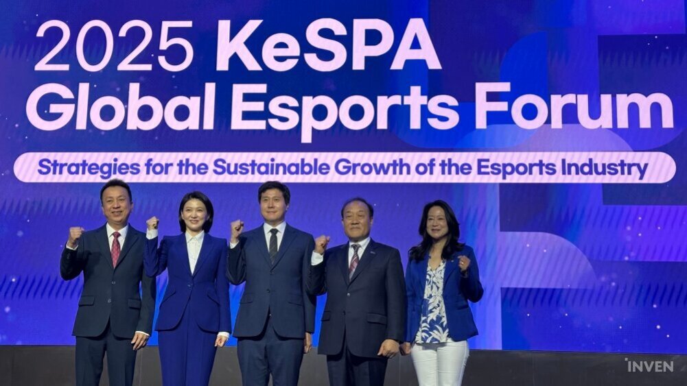 2025 KeSPA Global Esports Forum 행사 무대 앞에서 다섯 명의 정장 차림 인물이 주먹을 쥐고 포즈를 취하고 있다. 배경에는 'Strategies for the Sustainable Growth of the Esports Industry'라는 문구가 보인다.