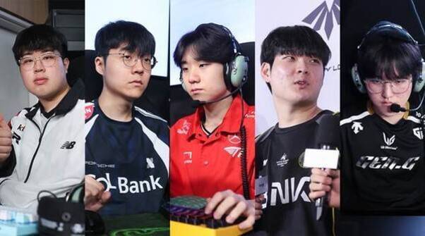 다섯 명의 e스포츠 선수들이 각자의 팀 유니폼을 입고 게임 장비 앞에 앉아 있는 모습