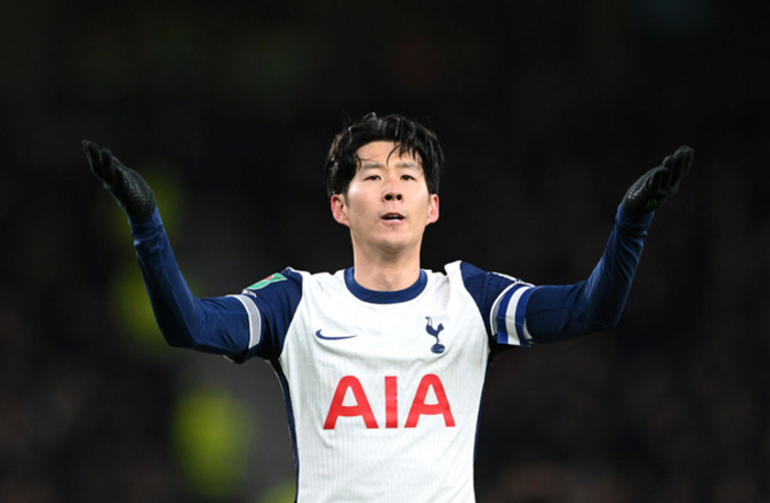 축구 경기 중 토트넘 홋스퍼 유니폼을 입은 선수가 두 팔을 벌리고 있는 모습