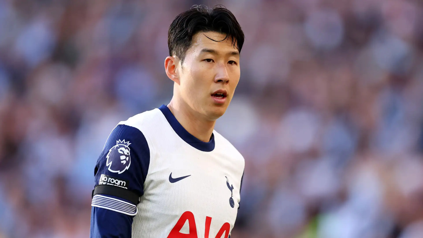 토트넘 홋스퍼 축구 유니폼을 입은 남성 축구 선수가 경기장에서 서 있는 모습