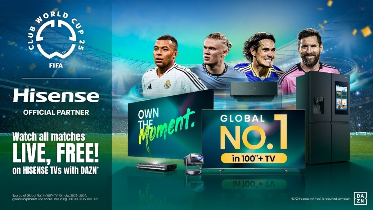 축구 경기장 배경 위에 네 명의 축구 선수와 하이센스 TV, 가전제품이 배치되어 있고, 'OWN THE MOMENT', 'GLOBAL NO.1 in 100  TV', 'Watch all matches LIVE, FREE! on HISENSE TVs with DAZN' 등 홍보 문구가 적힌 FIFA 클럽 월드컵 25 광고 이미지.