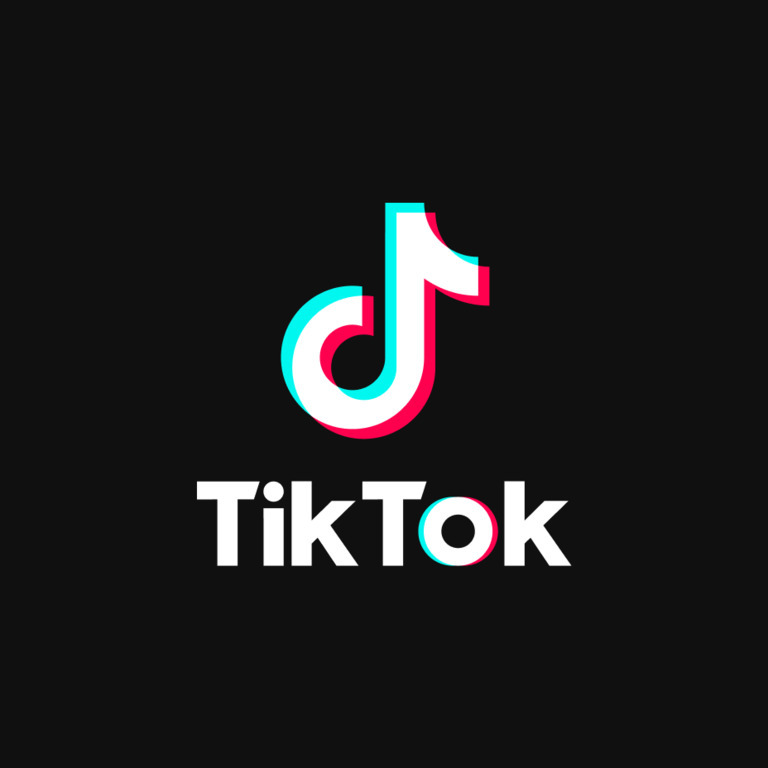 검은 배경에 흰색과 파란색, 분홍색이 겹쳐진 음표 모양의 틱톡(TikTok) 로고와 아래에 흰색 'TikTok' 글자가 있다.