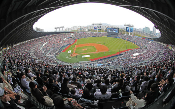 야구 경기장에서 많은 관중이 경기를 관람하고 있는 모습