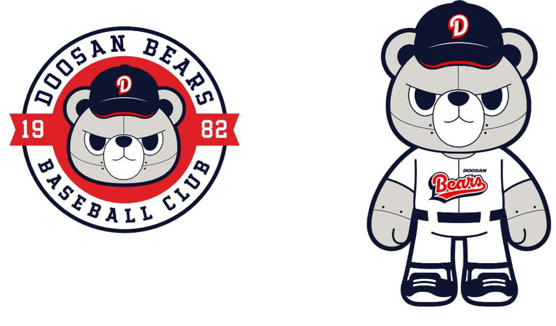 두산 베어스 야구단의 곰 캐릭터 마스코트가 모자와 유니폼을 입고 있으며, 왼쪽에는 'DOOSAN BEARS BASEBALL CLUB 1982'가 적힌 로고가 있다.