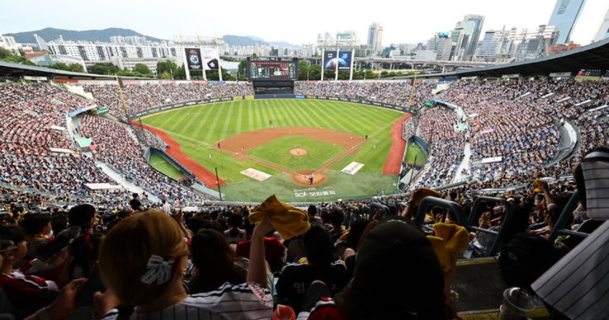 야구 경기장에서 많은 관중이 경기를 관람하고 있는 모습