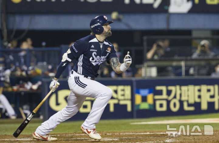 야구 선수가 타격 후 공을 바라보며 1루로 달리기 시작하는 모습